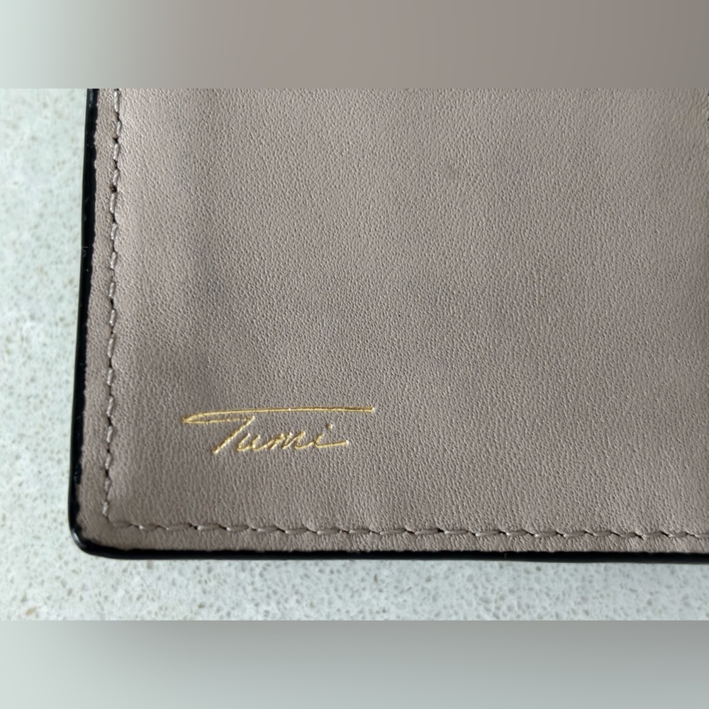 Tumi Black Leather Tri-Fold Vintage Wallet Classic Minimaist Gold Accents Retro - Picture 6 of 13
